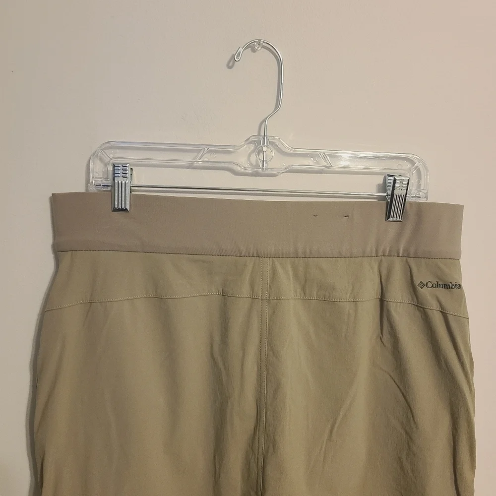 Columbia | Women's Tan/Green Anytime Casual Skorts (Size Large)